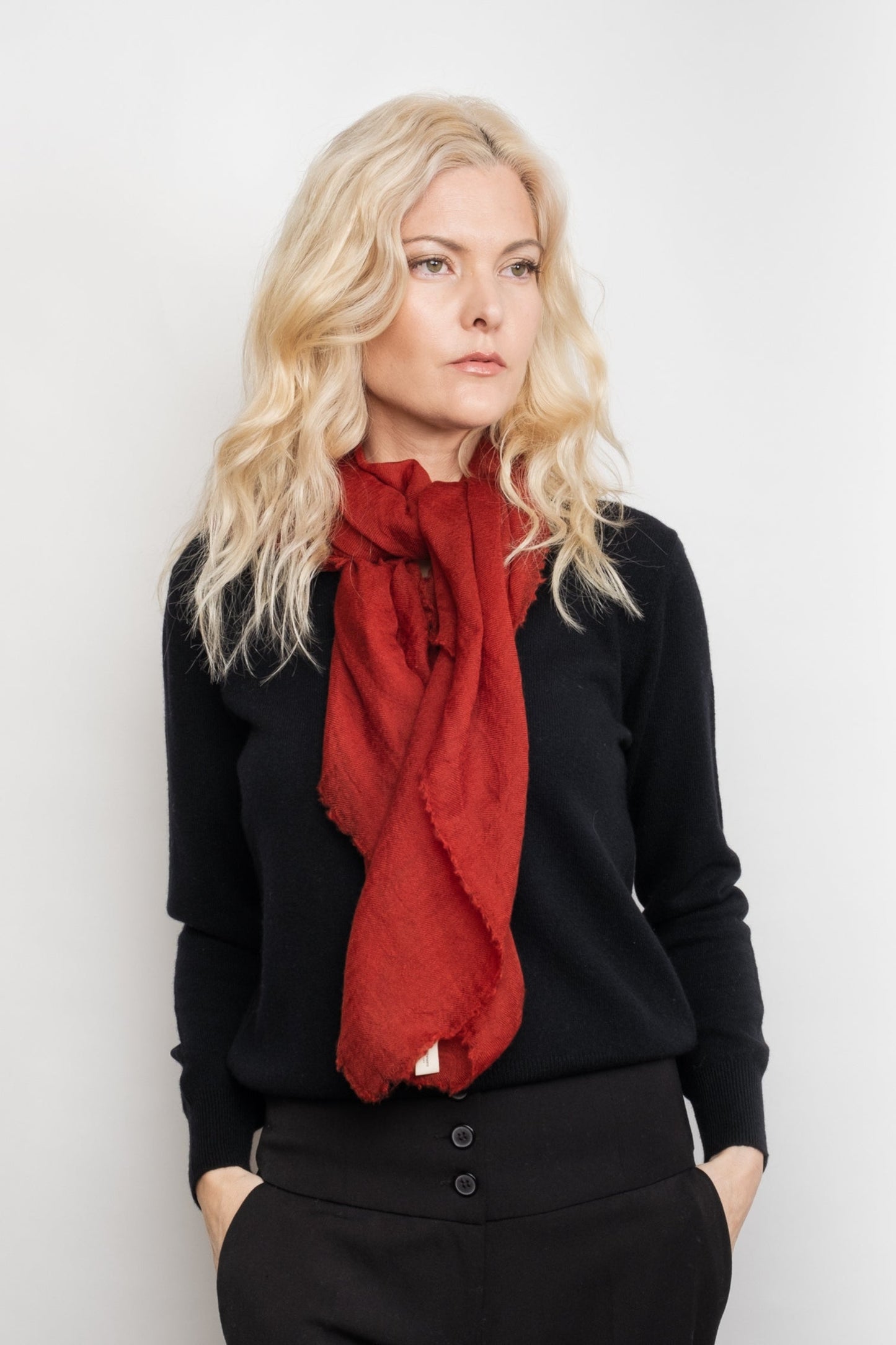 Signature Metro Cashmere Rib V-Neck Sweater - Black