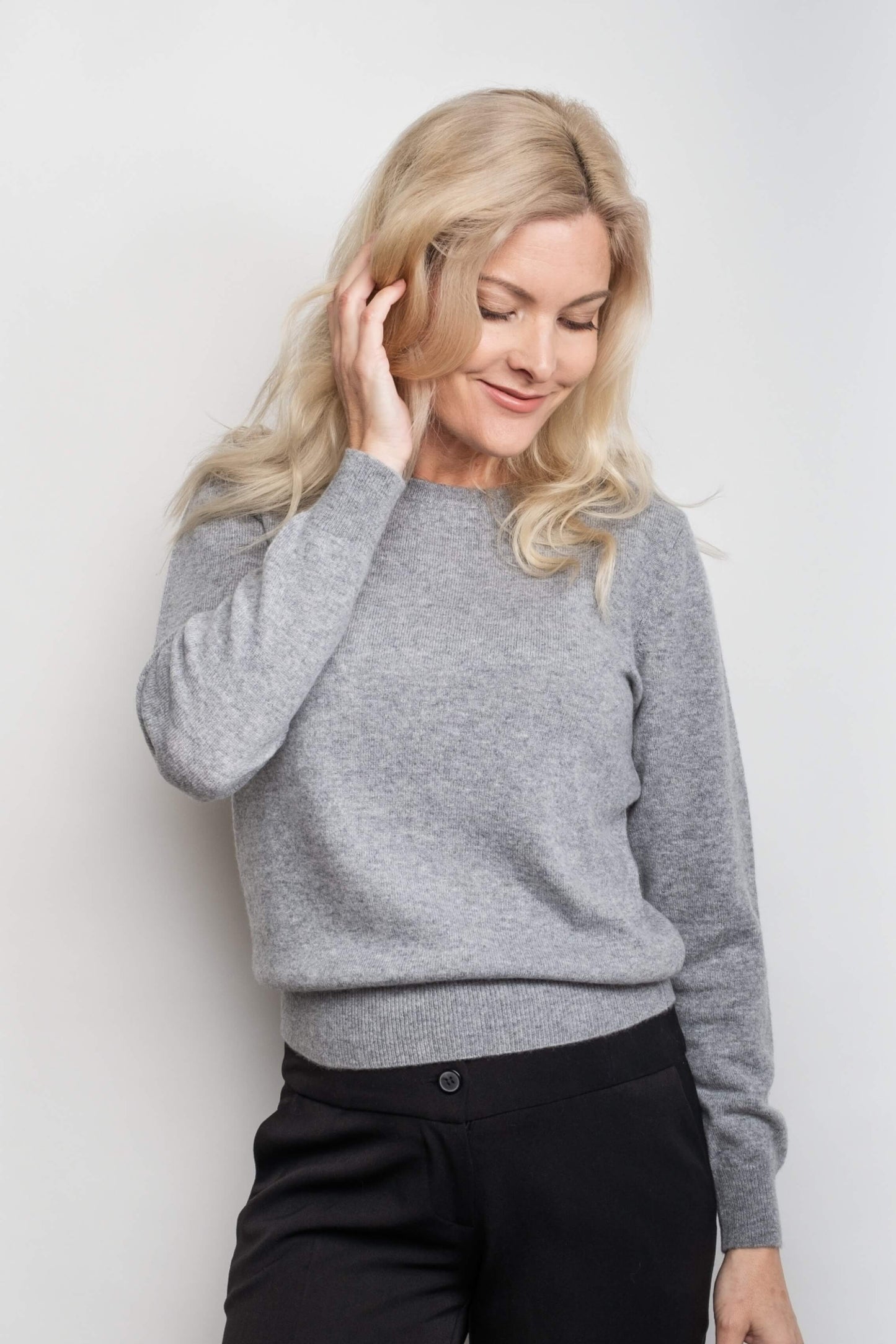 Classic Ribbed Cashmere Crewneck Sweater - Grey